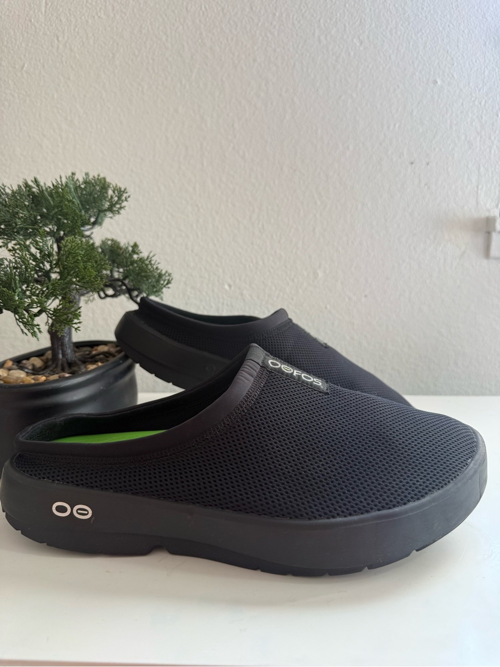 OOFOS OOcoozie men size 12 Black Mesh Slip-On Clogs with Green Insole